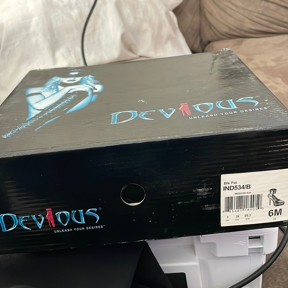 Devious black heels size 6M